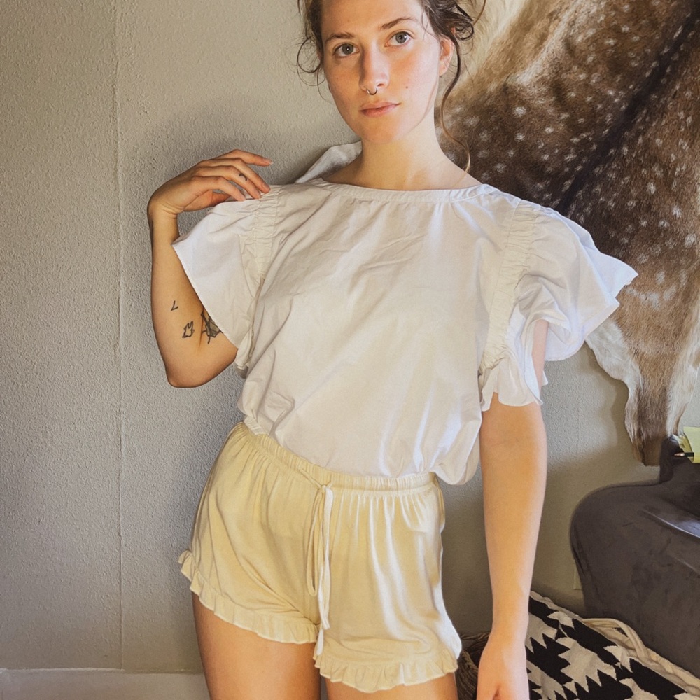 Moelleux white flutter sleeve blouse